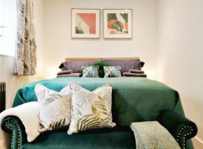 2-bedroom Old Coach House Near Town Centre - Retro Charm & Cozy Vibes by Glos Homes Ltd